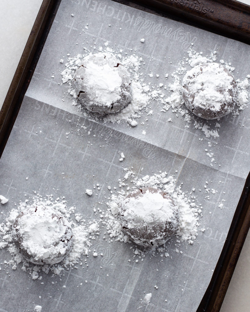 crinkle cookie dough balls on baking sheet
