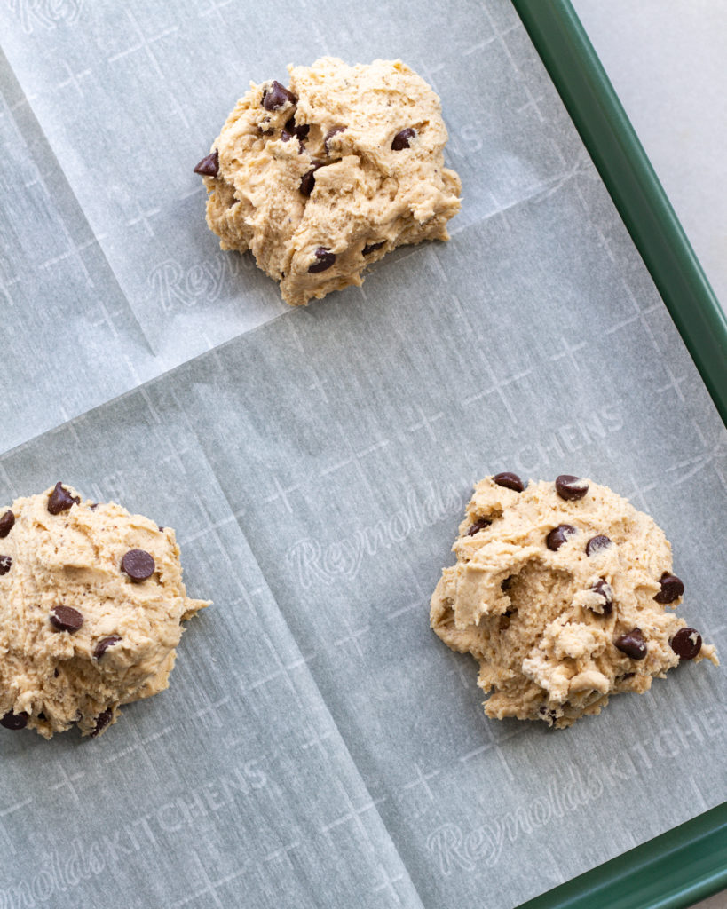 Cookie balls on baking sheet