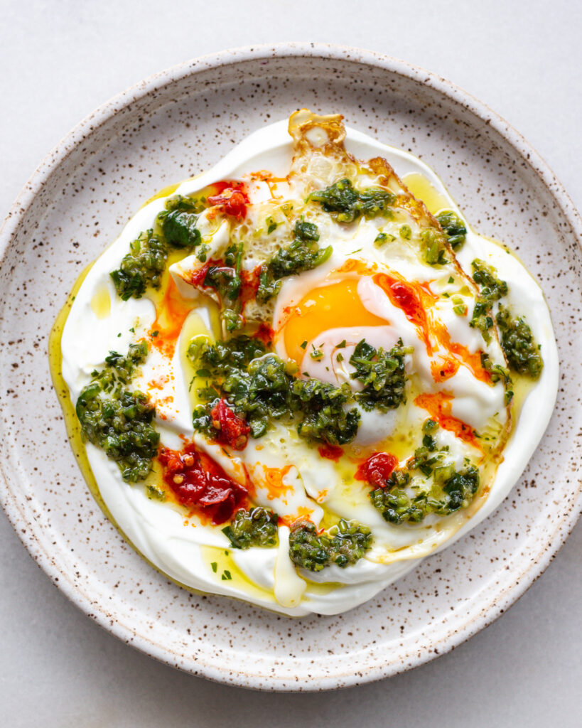 çilbir verde served on a plate